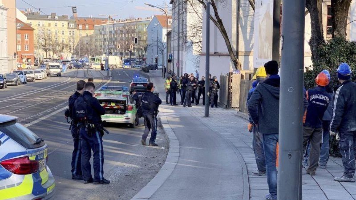 Policías observan el lugar del tiroteo en Munich.-PATRICK RASCHE (AP)