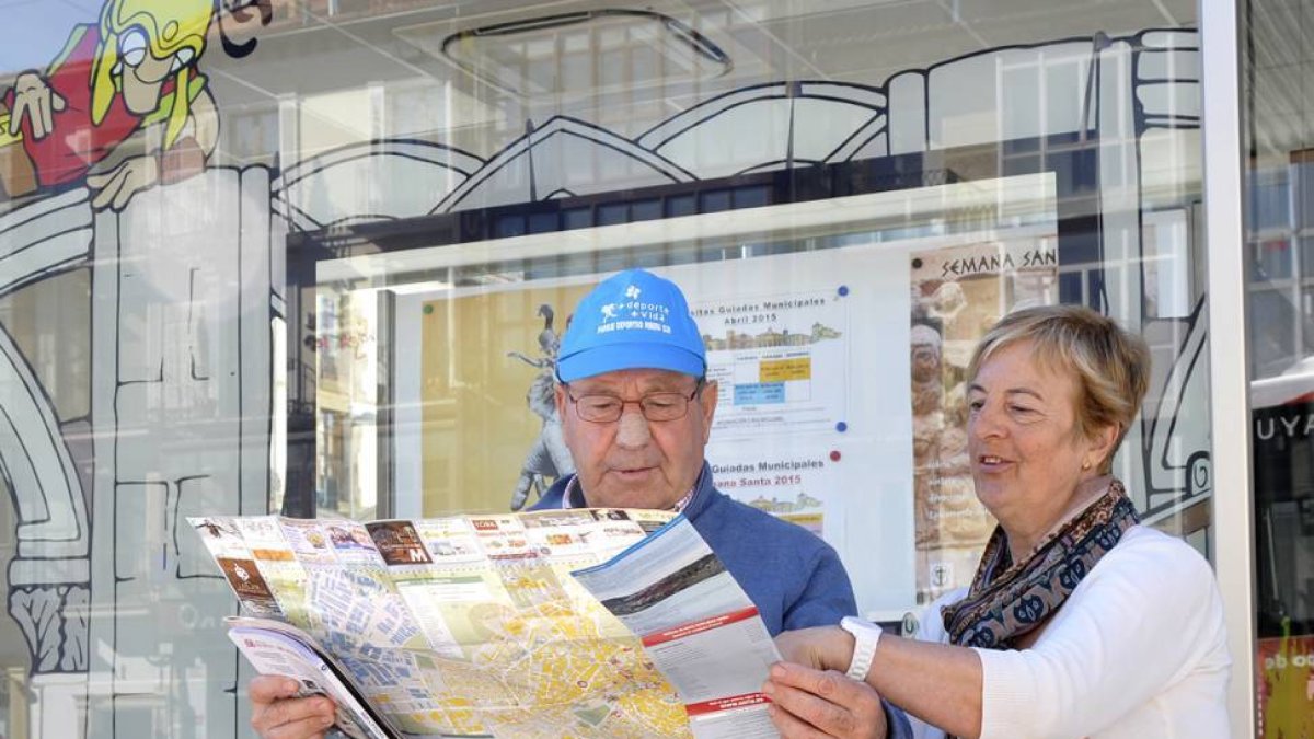 Turistas en Soria consultan un folleto promocional.-ÁLVARO MARTÍNEZ