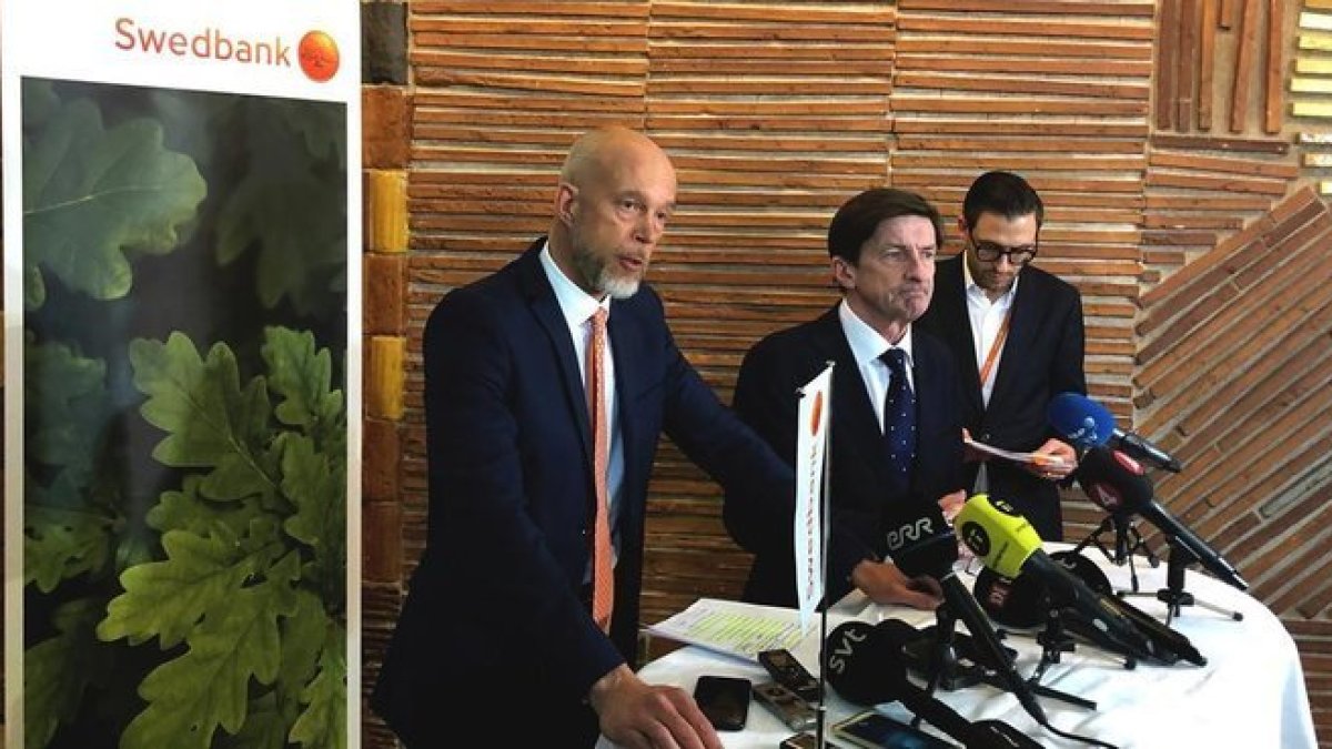 Lars Idermark (centro), expresidente de Swedbank, en una rueda de prensa en marzo-REUTERS / JOHAN AHLANDER