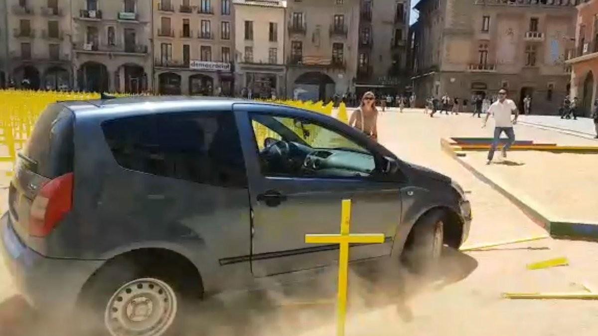El coche que ha embestido las cruces amarillas en Vic.-PERIODICO