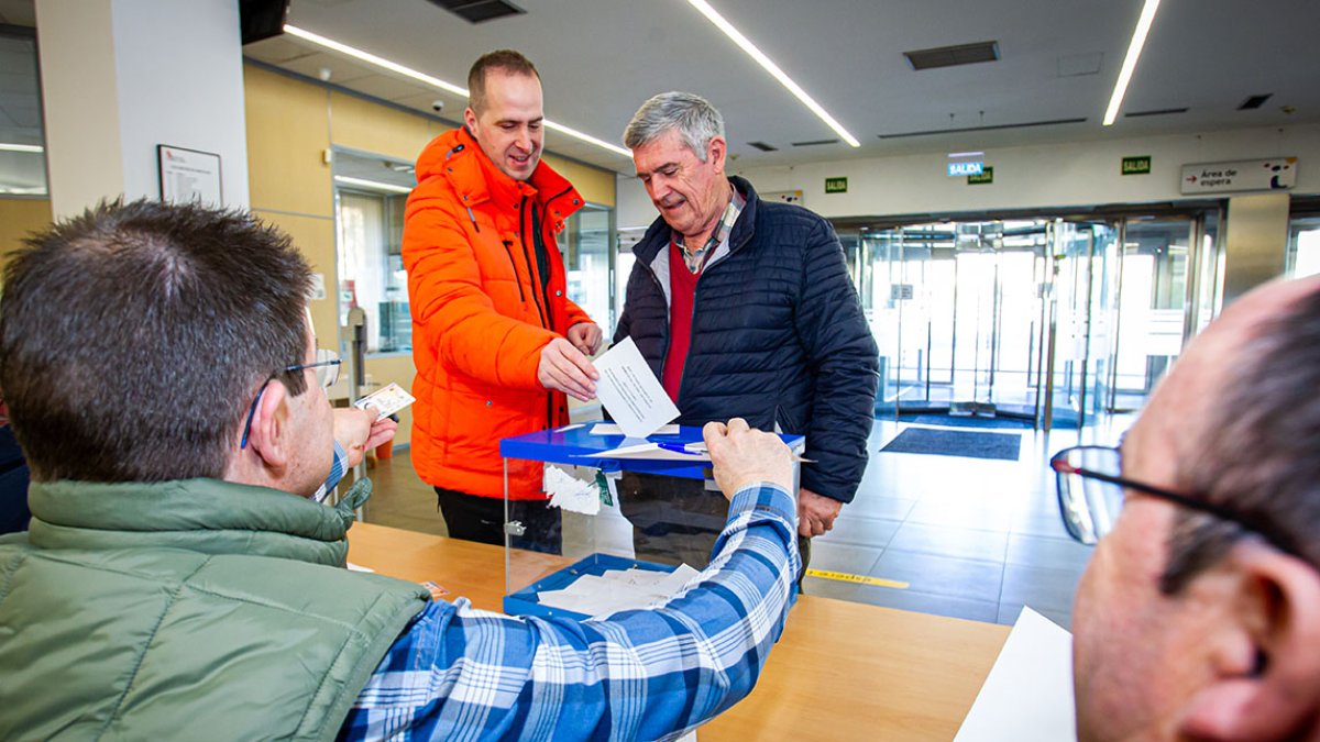 Votaciones en la mañana del domingo dentro de las elecciones agrarias en Soria. MARIO TEJEDOR