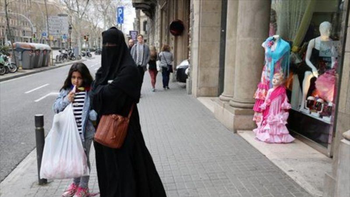 Una mujer con burka en la Gran Via de Barcelona, el pasado mes de marzo.-RICARD CUGAT
