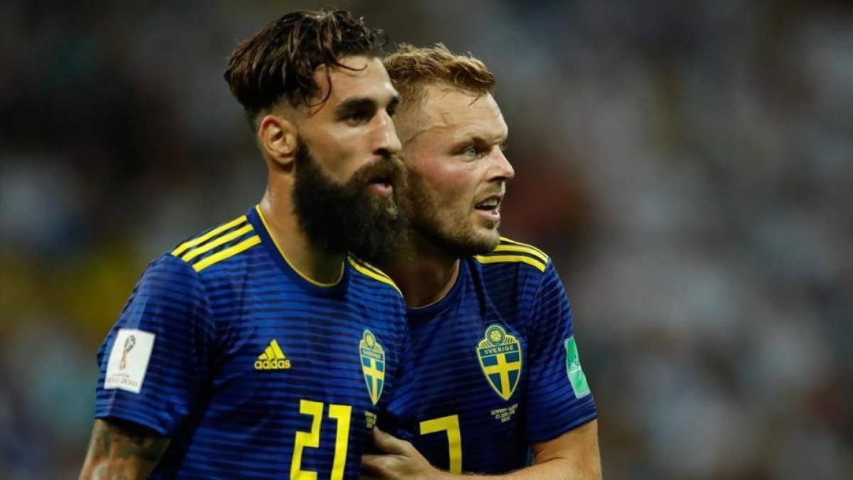Jimmy Durmaz y Sebastian Larsson, jugadores de Suecia, tras el partido ante Alemania-ODD ANDERSEN