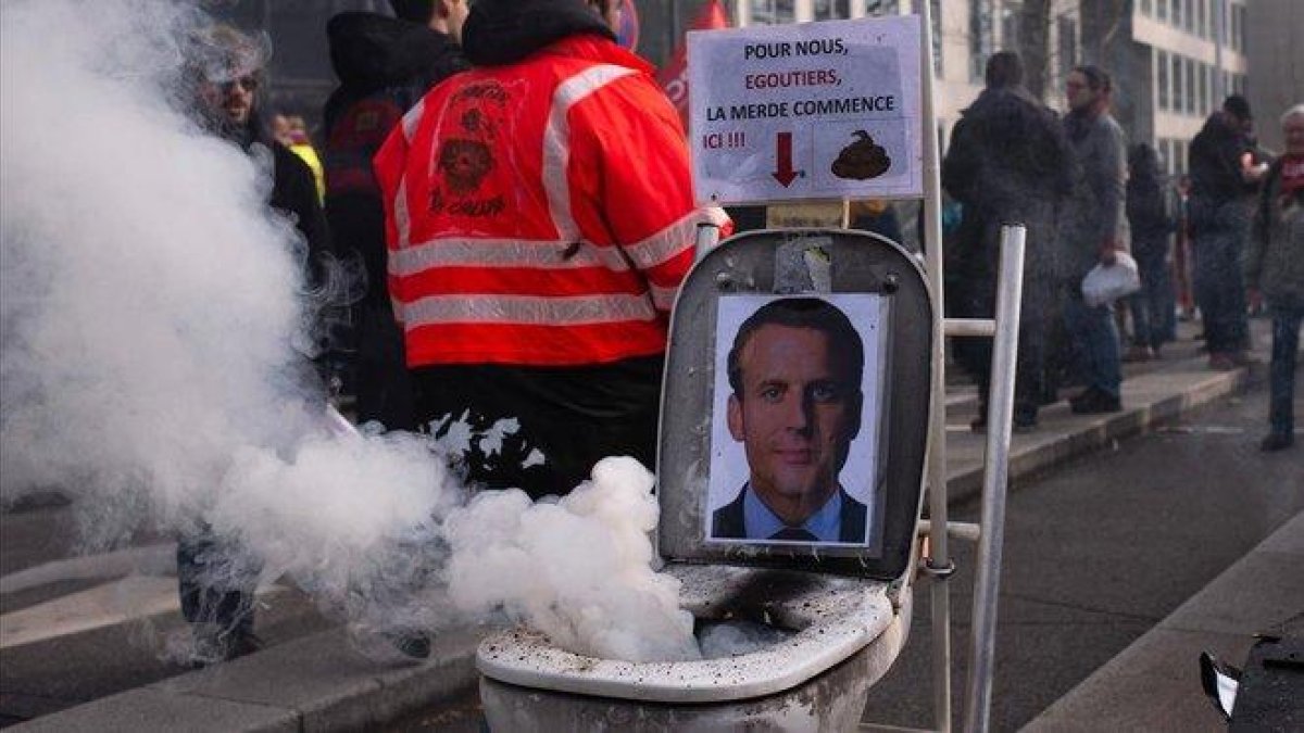 Imagen de la manifestación contra la reforma de las pensiones, este viernes en Lyón.-ROMAIN LAFABREGUE (AFP)