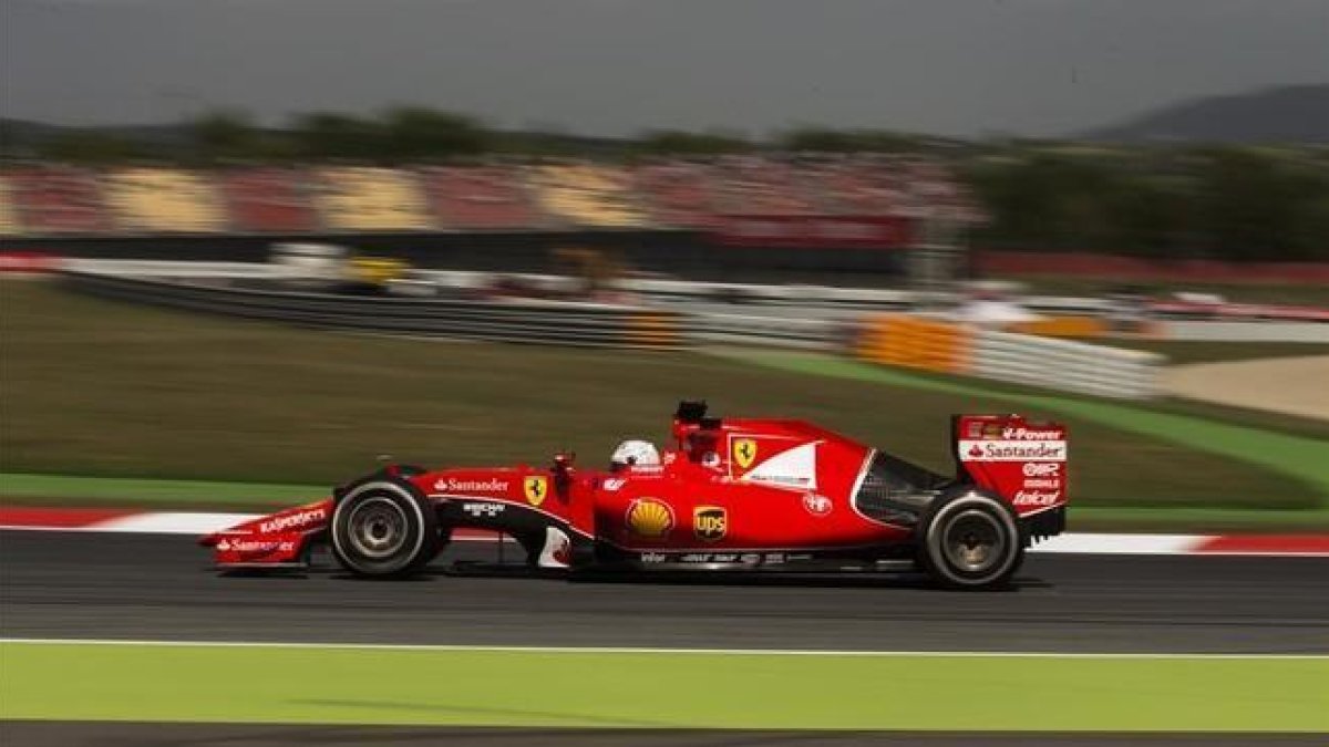 El piloto de Ferrari de Alemania Sebastian Vettel , conduce su coche durante la segunda sesión de entrenosen el Gran Premio de España de Fórmula Uno en el circuito de Barcelona Catalunya en Montmeló viernes , 8 de mayo de 2015.-AP / ANDRES KUDACKI