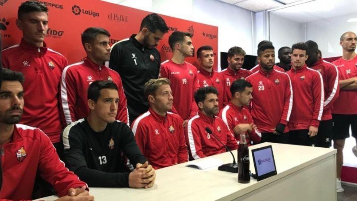 Los jugadores del Reus Deportiu, al leer el manifiesto contra la propiedad, el pasado viernes.-JOAN ALFONS LÓPEZ