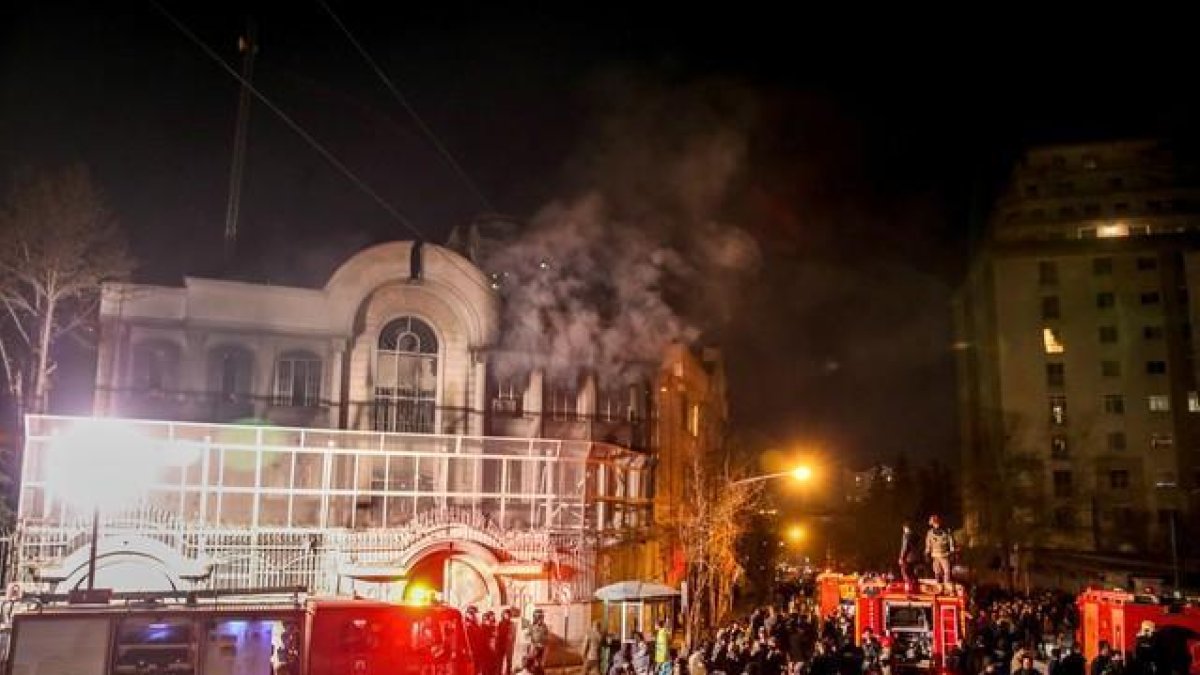 Manifestantes iranís incendian la Embajada saudí en Teherán.-AFP / MOHAMMADREZA NADIMI