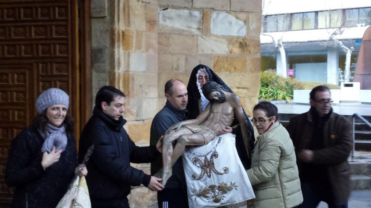 Miembros de la cofradía, ayer, al retirar la imagen de la virgen para su traslado a Santo Domingo.-COFRADÍA DE LA SOLEDAD Y DEL SANTO ENTIERRO
