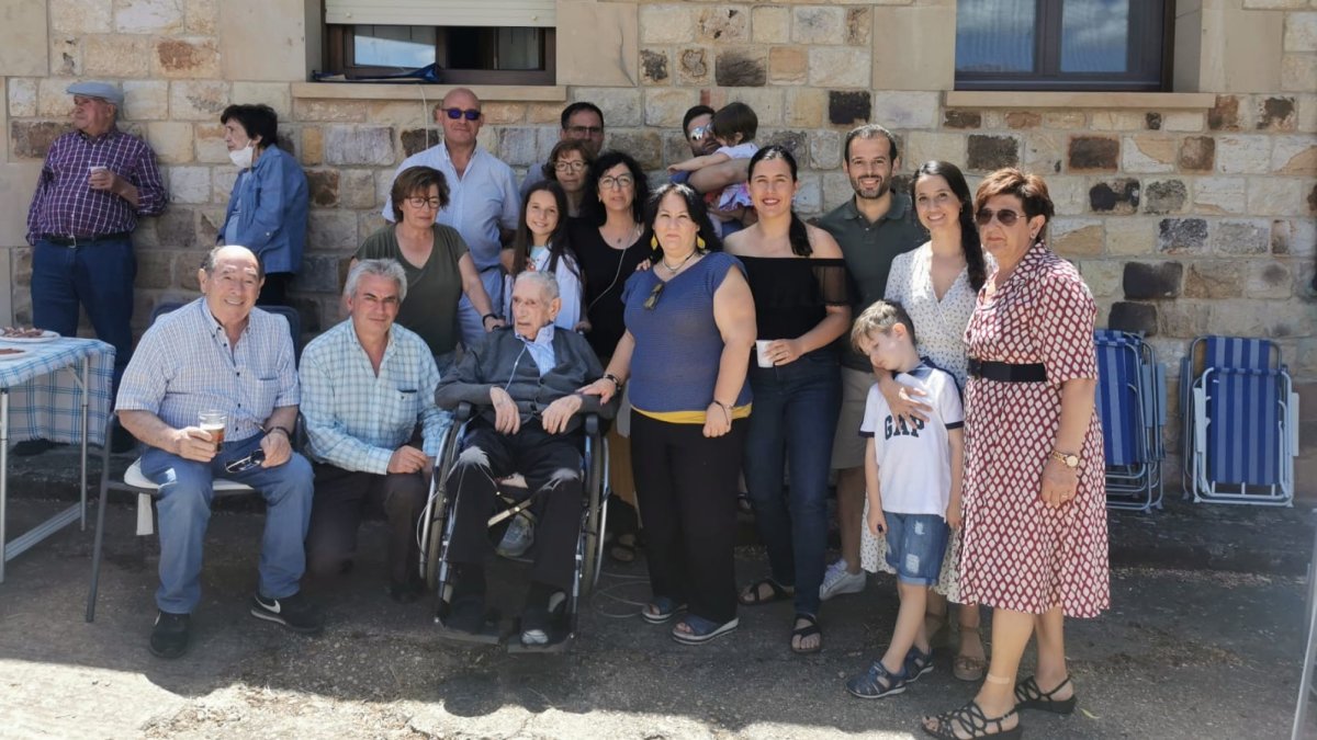 El centenario con familiares y autoridades.-HDS