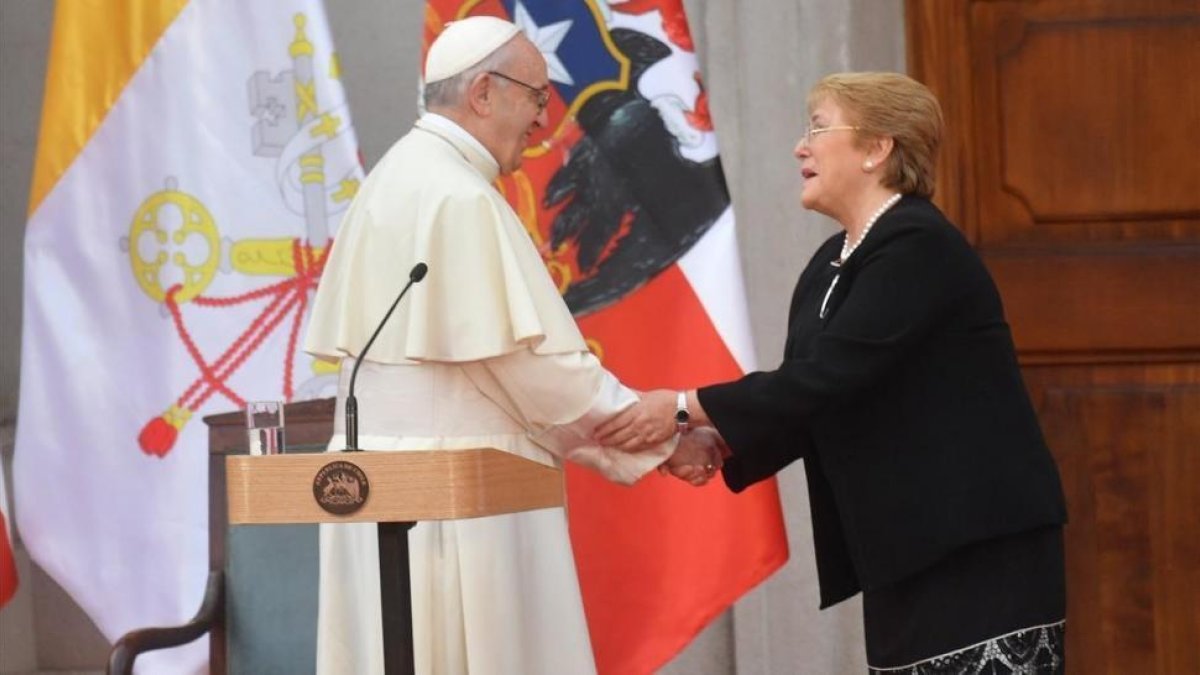 El papa Francisco y la presidenta de Chile, Michelle Baschelet, durante su encuentro en Santiago.-EFE / LUCA ZENNARO