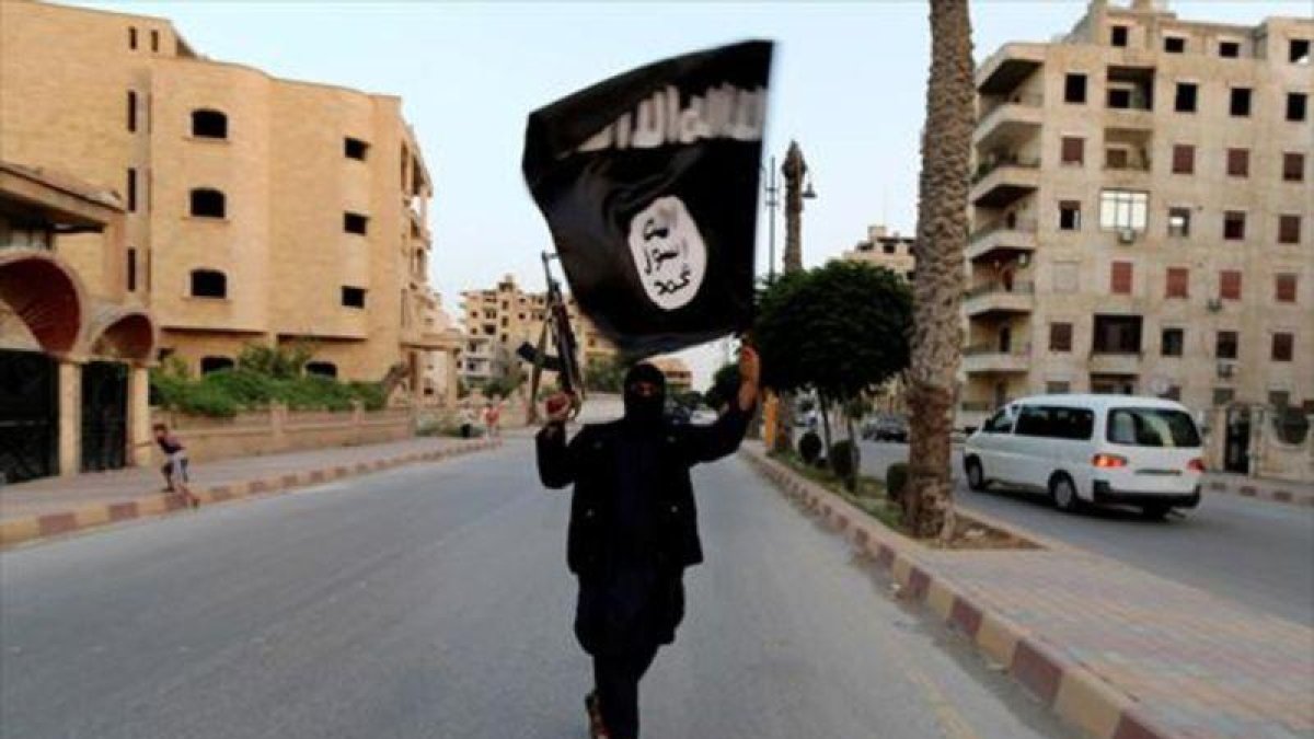 Un miliciano del Estado Islámico en Raqa (Siria), en el 2014.-ARCHIVO / REUTERS