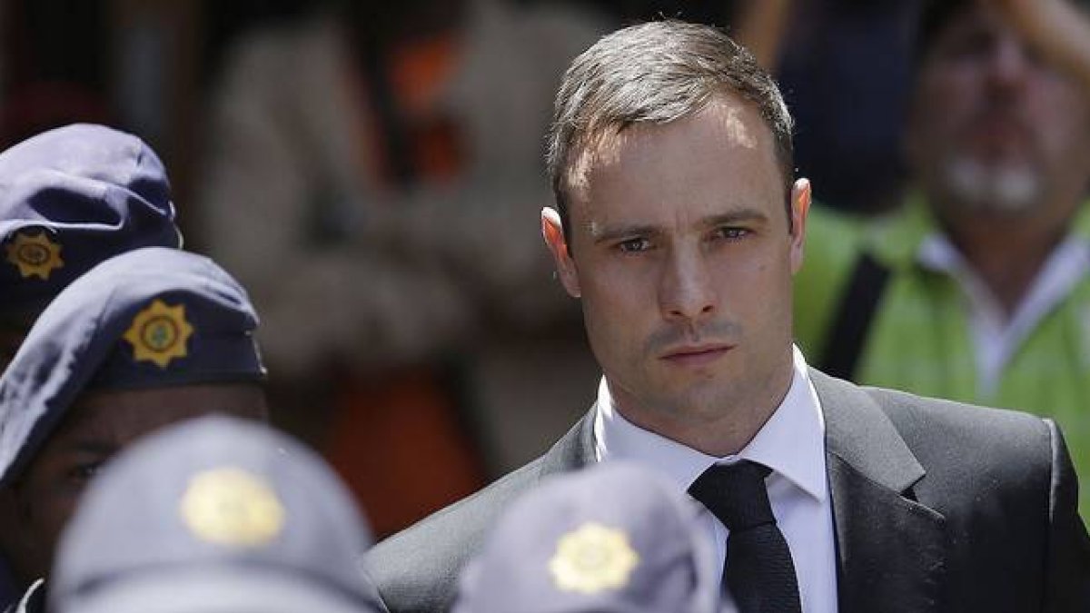 Oscar Pistorius, escoltado por la policía, abandona el Tribunal Superior de Pretoria el pasado 21 de octubre.-AP / THEMBA HADEBE
