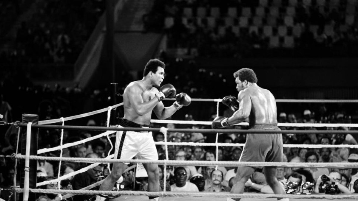 Muhammad Ali noqueó a George Foreman el 30 de octubre de 1974 durante su pelea por el campeonato mundial de pesos pesados.-AFP