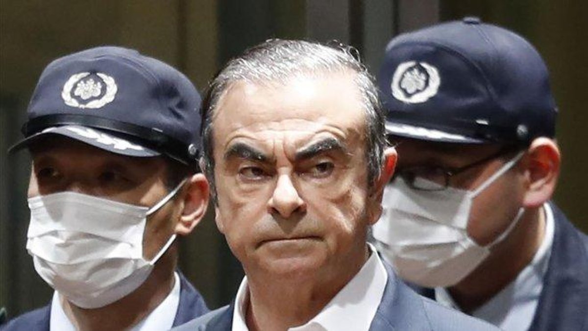 Carlos Ghosn, el pasado abril, tras declarar en un centro de detención de Tokio.-AP / KYODO NEWS