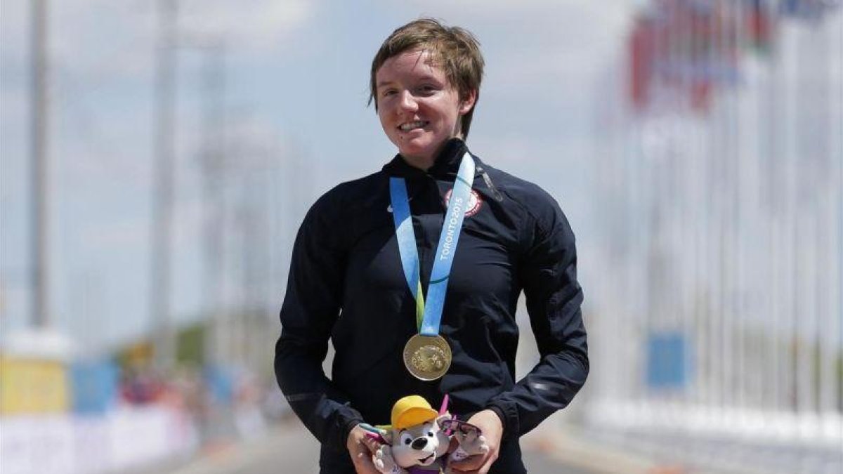 Kelly Catlin con la medalla de oro en una competición en Estados Unidos.-EL PERIÓDICO