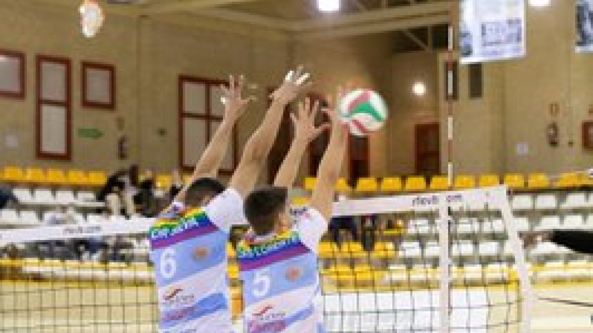 Igor Silva y Lorente bloquean un remate del Léleman Valencia en el partido de ayer en la cancha de Los Pajaritos. GONZALO MONTESEGURO