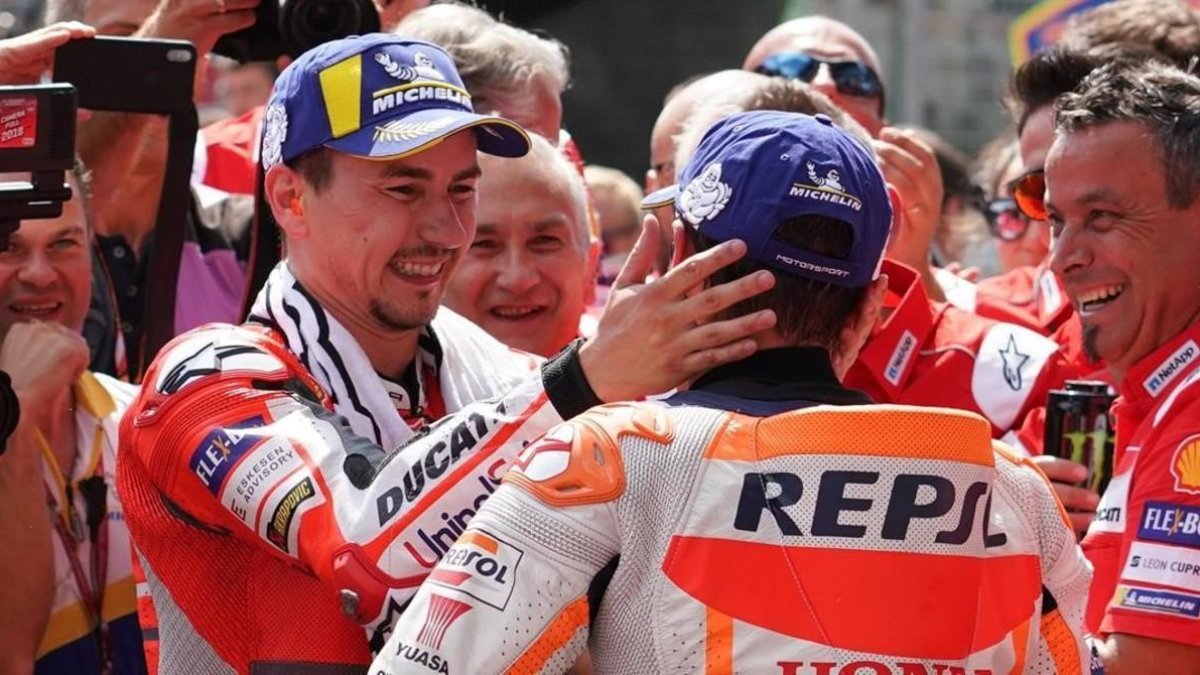 Jorge Lorenzo y Marc Márquez se saludan, sonrientes, en el corralito del circuito de Austria, el pasado mes-ALEJANDRO CERESUELA