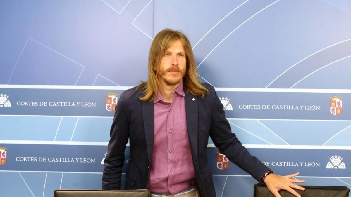 El portavoz del Grupo de Podemos en las Cortes de Castilla y León, Pablo Fernández, comparece en rueda de prensa para presentar las prioridades de este curso parlamentario.-ICAL
