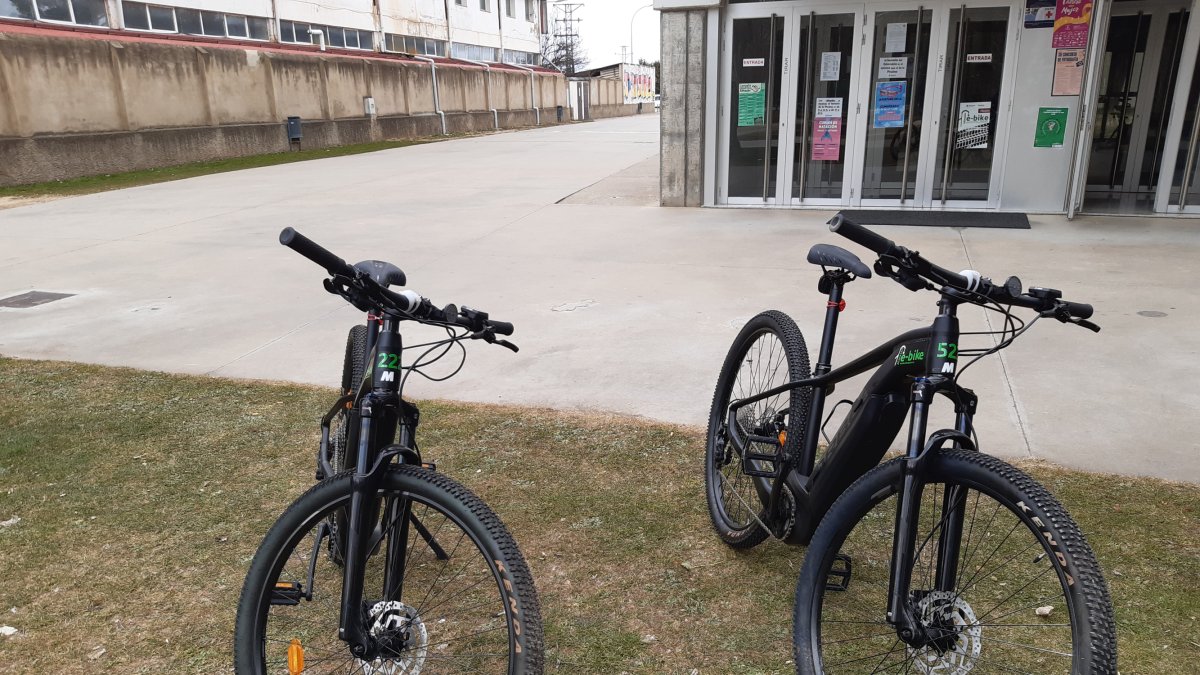 Sobre estas líneas, las bicis eléctricas que ya se pueden alquilar en Almazán. HDS