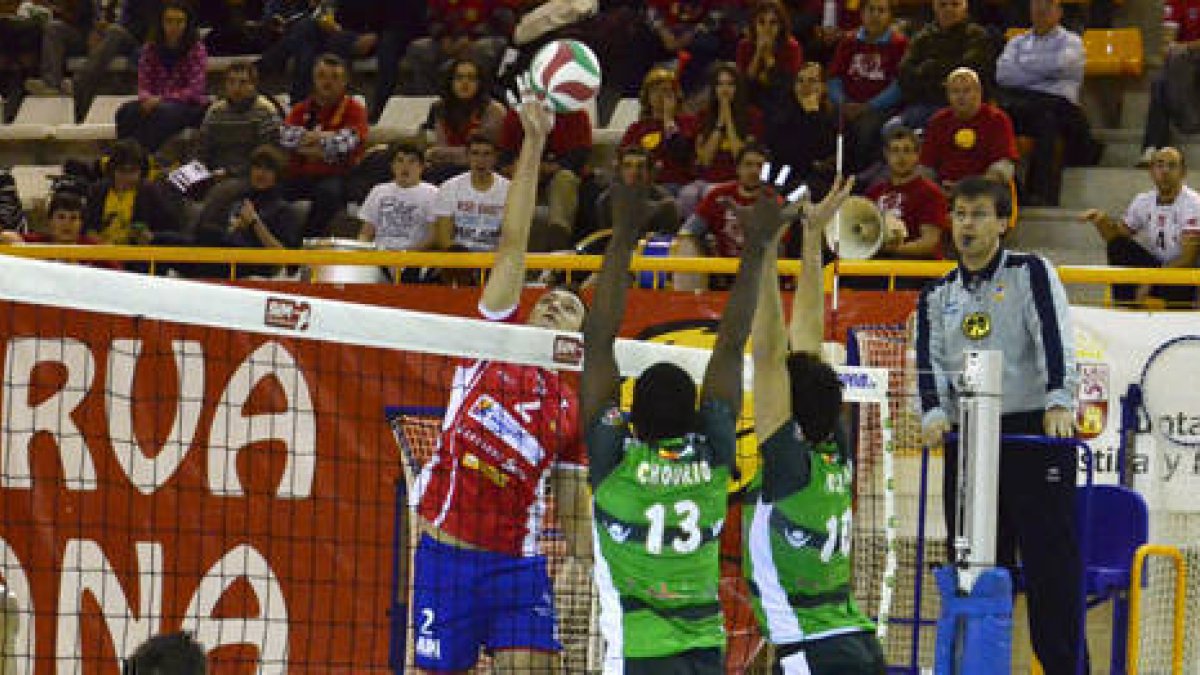 Manu Salvador trata de salvar un doble bloqueo de Unicaja. / ÁLVARO MARTÍNEZ-