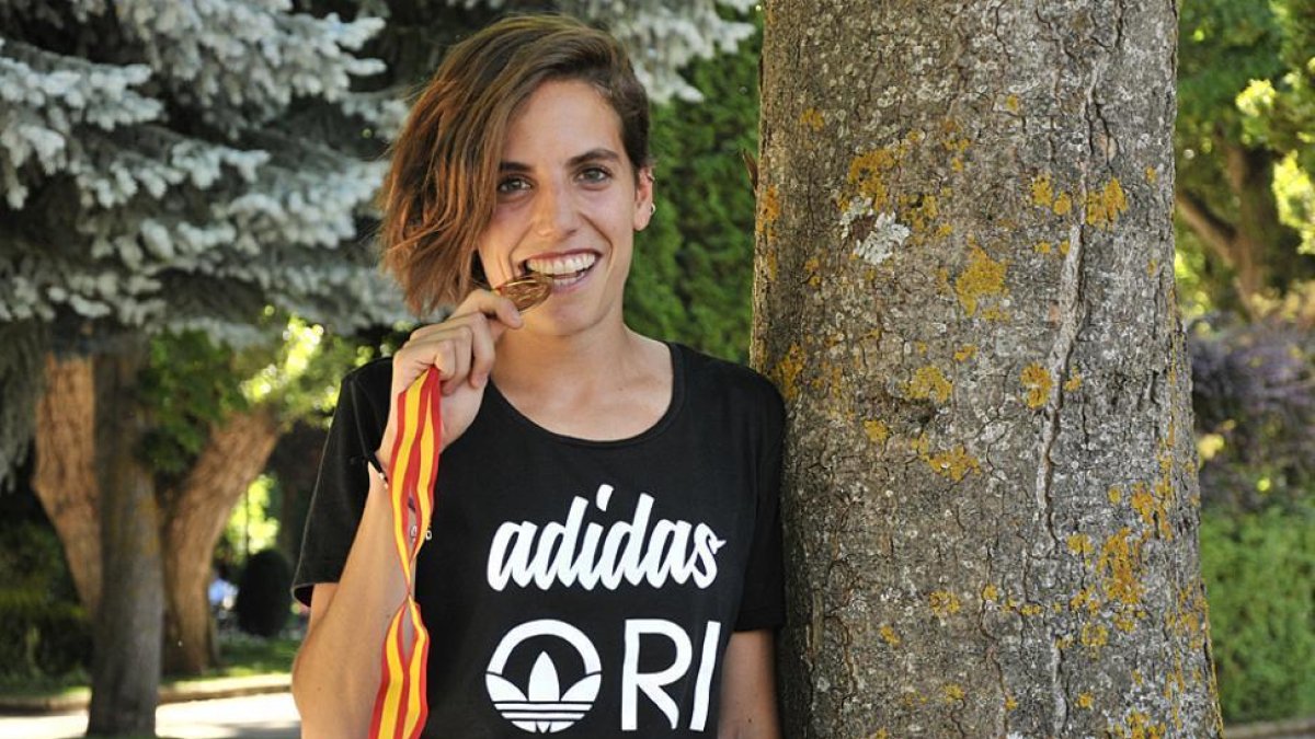 Marta Pérez Miguel, ayer con la medalla de oro en el parque de La Dehesa.-VALENTÍN GUISANDE