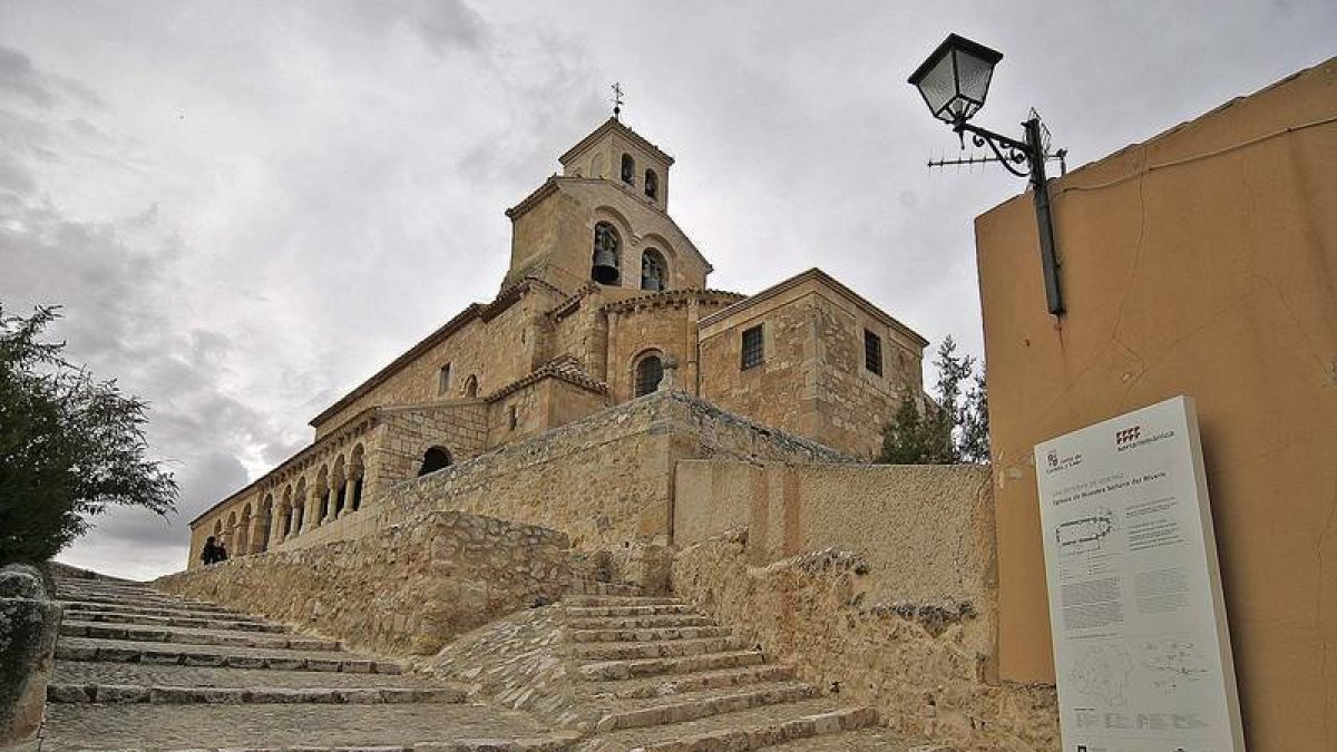 La iglesia de Nuestra Señora del Rivero, en San Esteban de Gormaz.-