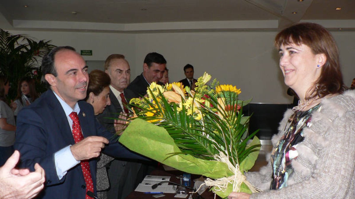 La viuda de Domingo Heras, Dori Elvira, recoger el reconocimiento. /Soria Comunicación-
