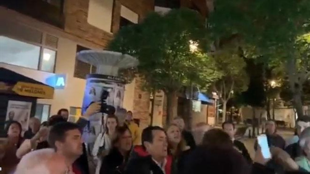 Pelea entre miembros del PP y PSOE en la pegada de carteles de Alcorcón.-YOUTUBE
