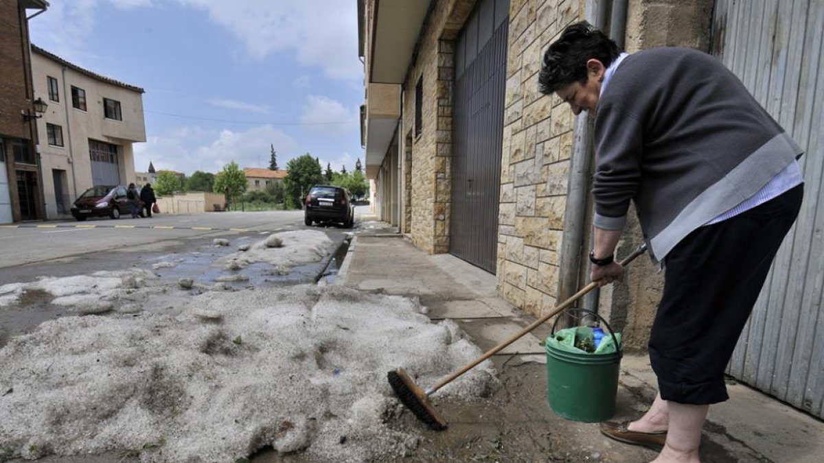 Los agredeños limpiaron la granizada de las calles-V.G.