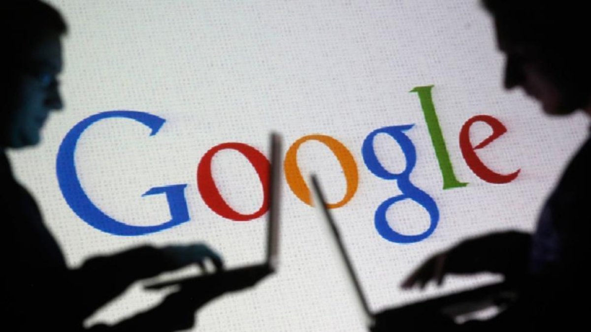 La silueta de dos hombres con el logo de Google de fondo.-DADO RUVIC (REUTERS)