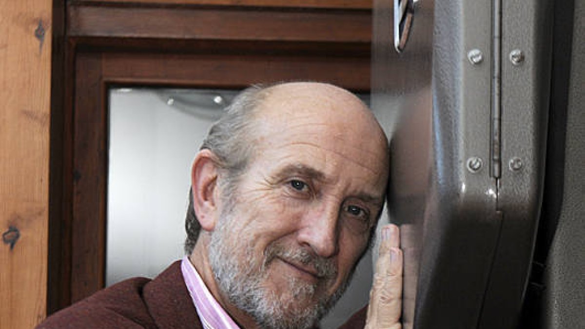 Javier Angulo, ayer en la sede de la Uned de Soria. / VALENTÍN GUISANDE-