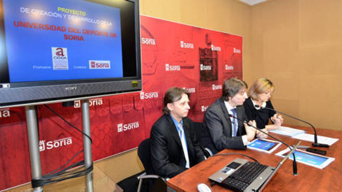 José Luis López, Carlos Martínez Mínguez y Rita López en la presentación del proyecto. / ÁLVARO MARTÍNEZ-