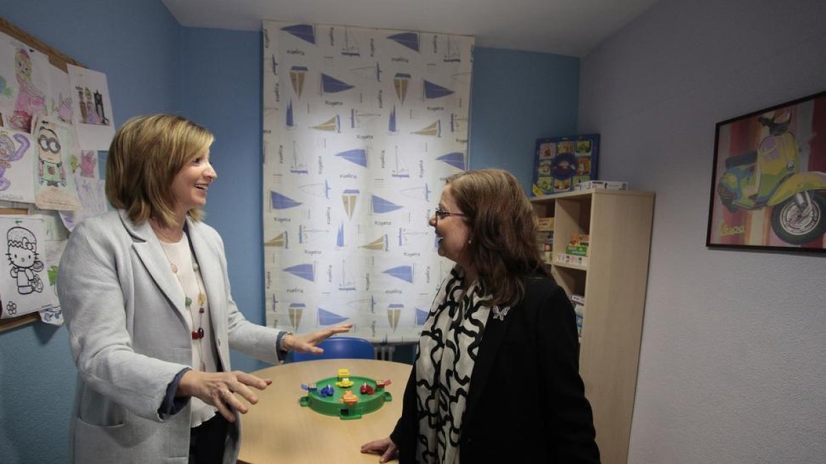 La consejera de Familia e Igualdad de Oportunidades, Alicia García, visita un Punto de Encuentro Familiar y ofrece los principales datos sobre este servicio social para familias y menores en la Comunidad.-ICAL
