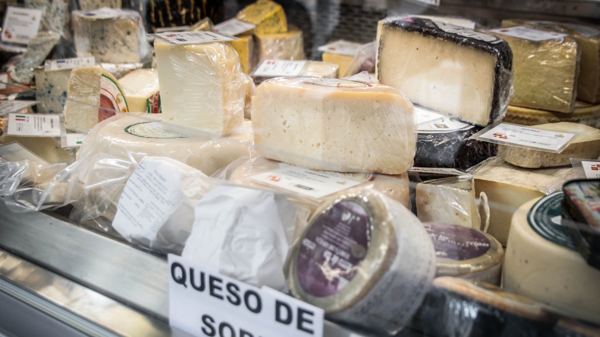 La Casa de los Quesos de Soria propone hasta 80 variedades para elegir. GONZALO MONTESEGURO