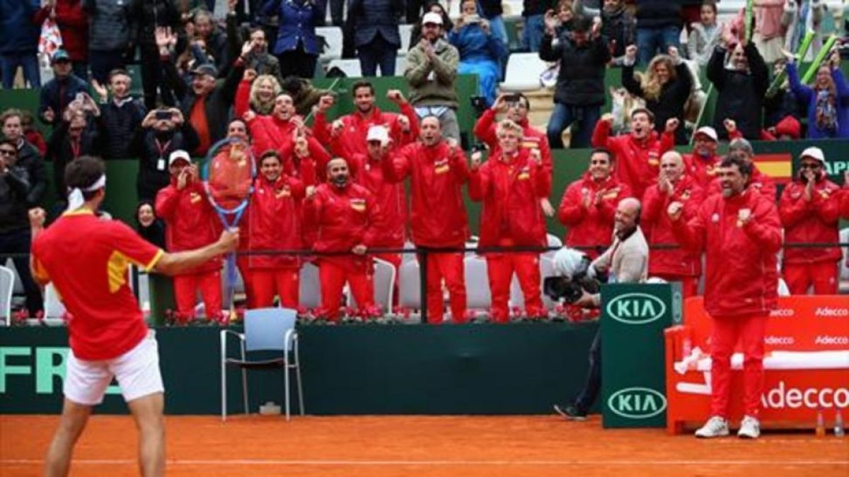 Ramos celebra con sus compañeros el triunfo sobre el inglés Norrie, ayer en Marbella.-/ GETTY IMAGES / JULIEN FINNEY