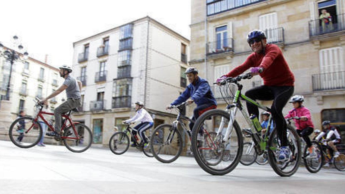Más de 700 personas participan en el Día de la Bici. / D.M.-