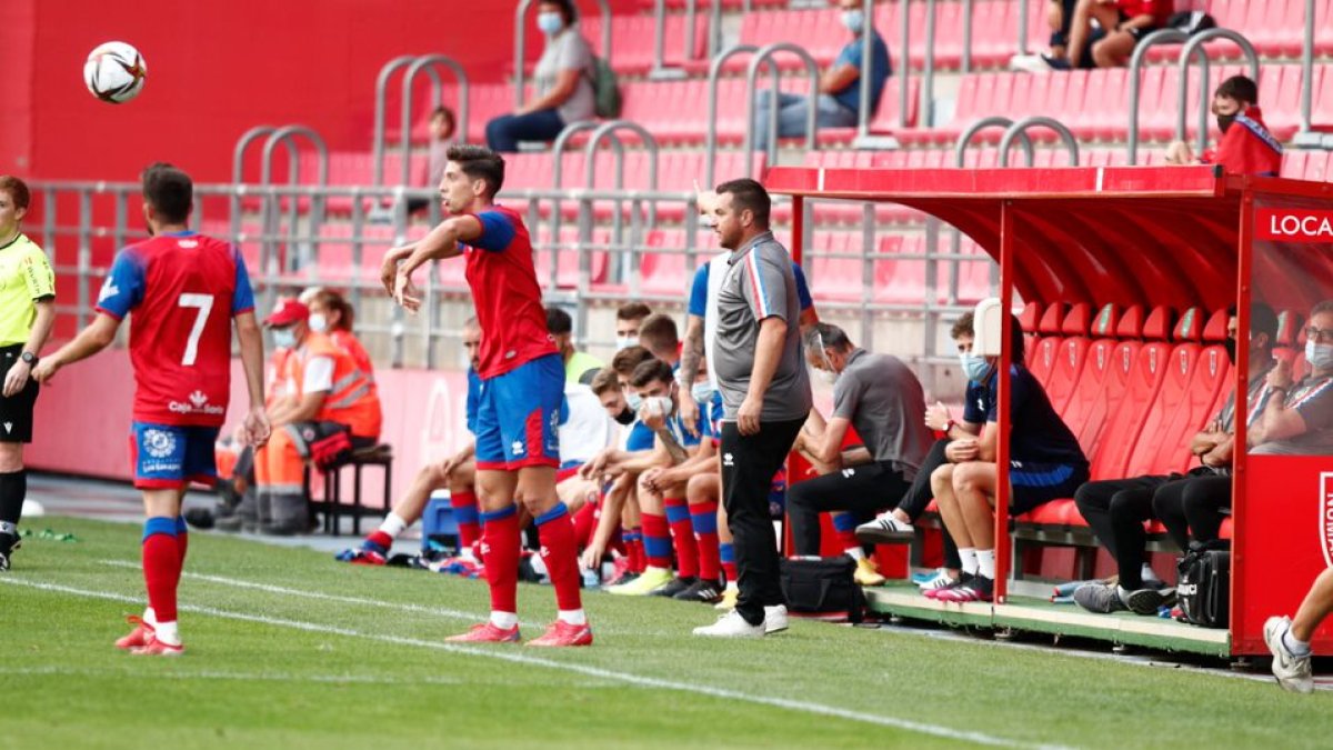 Diego Martínez en el banquillo de Los Pajaritos durante el desarrollo del Numancia-Osasuna del pasado martes. GONZALO MONTESEGURO
