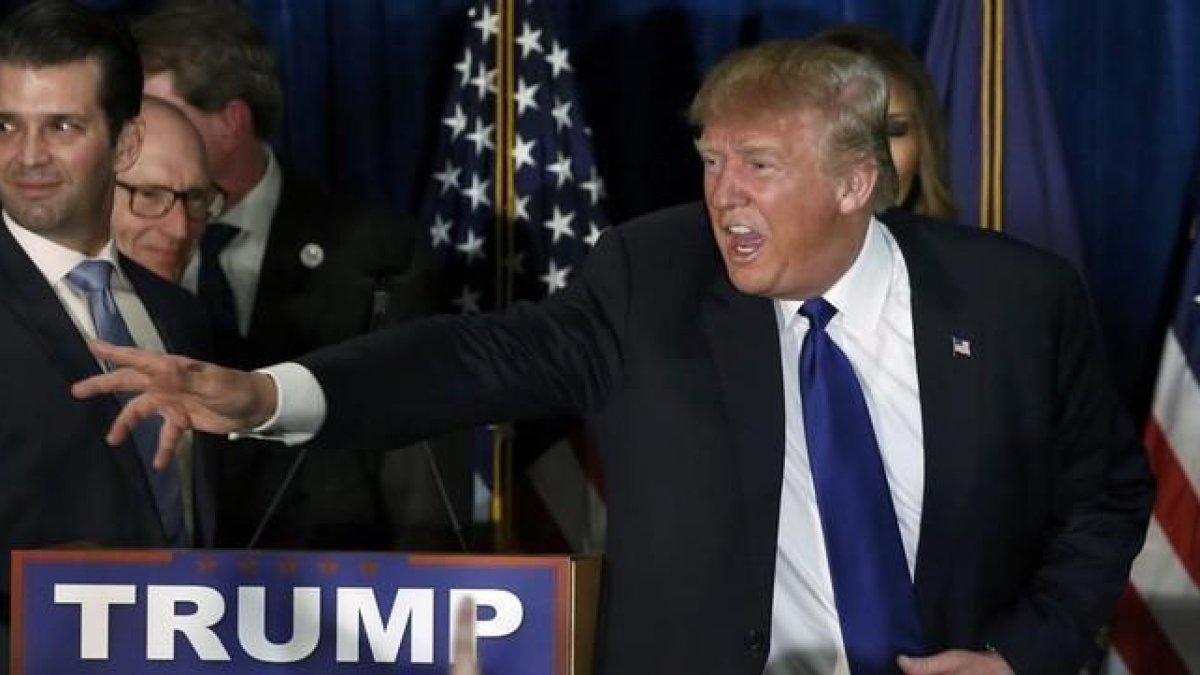Trump reacciona tras los resultados en las primarias de Nuevo Hampshire, el 9 de febrero.-REUTERS / JIM BOURG