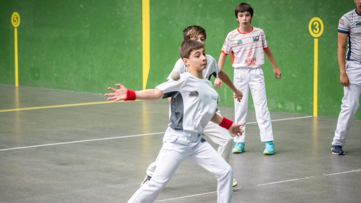 El frontón de La Juventud acogía el domingo las primeras semifinales del I Open Ciudad de Soria de pelota en la que hubo en buen ambiente en el recinto soriano. La cantera abría el telón y después vendrían los encuentros de Primera Categoría y de Categoría Élite.