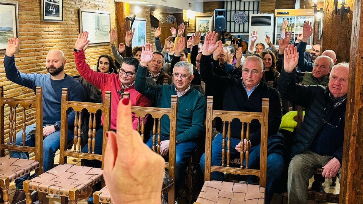 Votación durante la reunión de la PPSO para tratar la integración en el PP. HDS