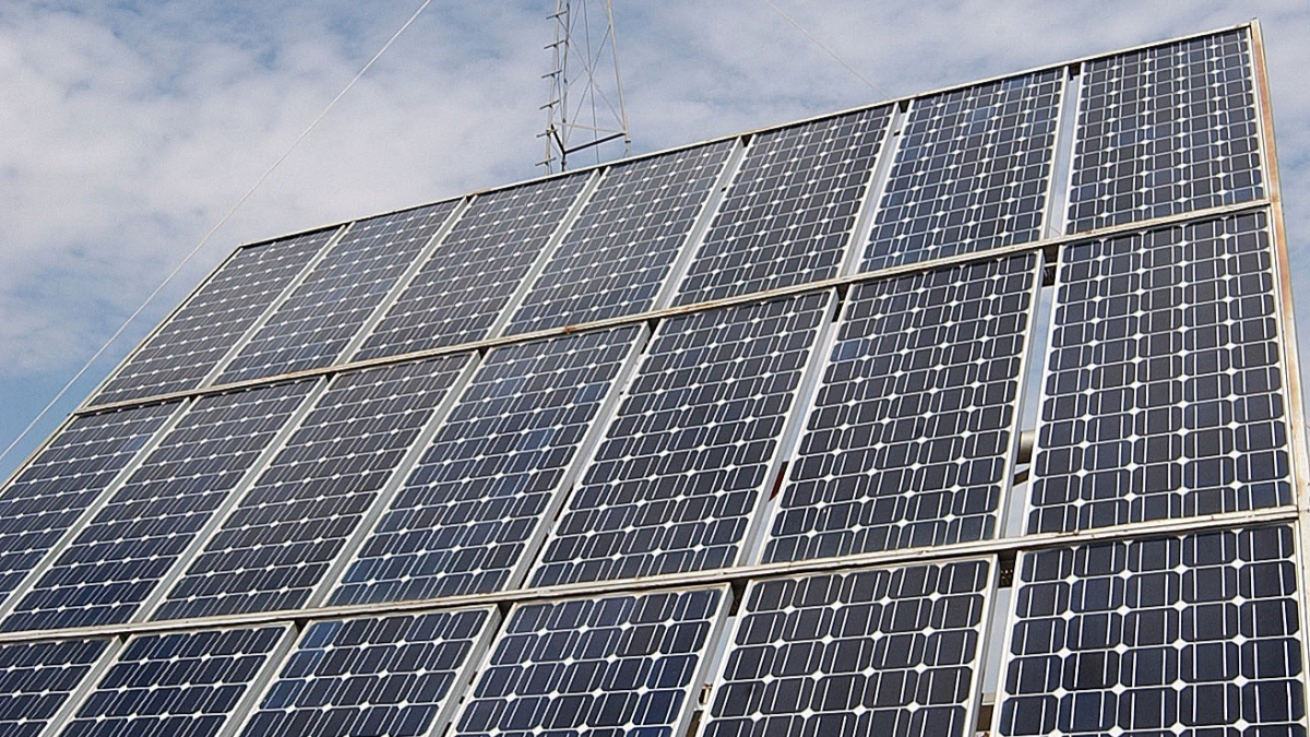 Paneles solares en una imagen de archivo. HDS