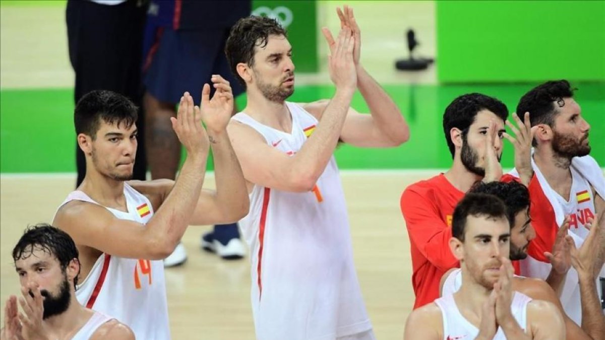 Gasol, en el centro de los jugadores españoles, agradece el apoyo del público-EMMANUEL DUNAND / AFP