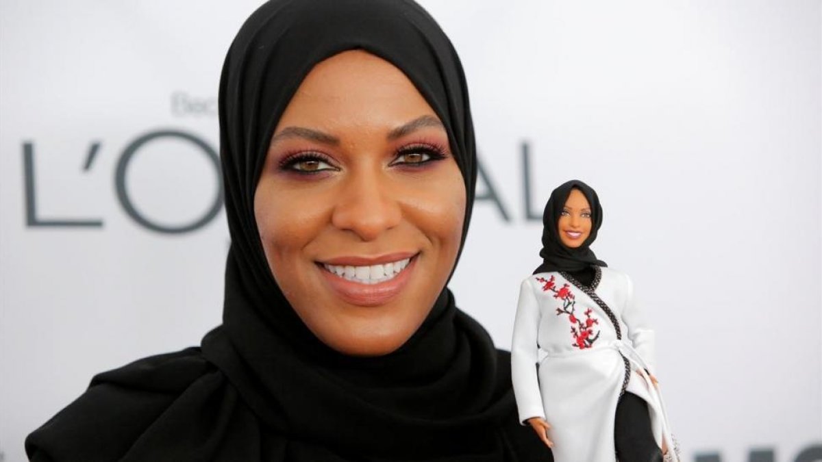 La esgrimista norteamericana Ibtihaj Muhammad con su Barbie.-REUTERS / ANDREW KELLY