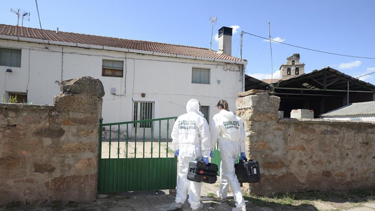 Guardías civiles de la ‘científica’ inspeccionaron el lugar de los hechos.-Daniel Rodríguez