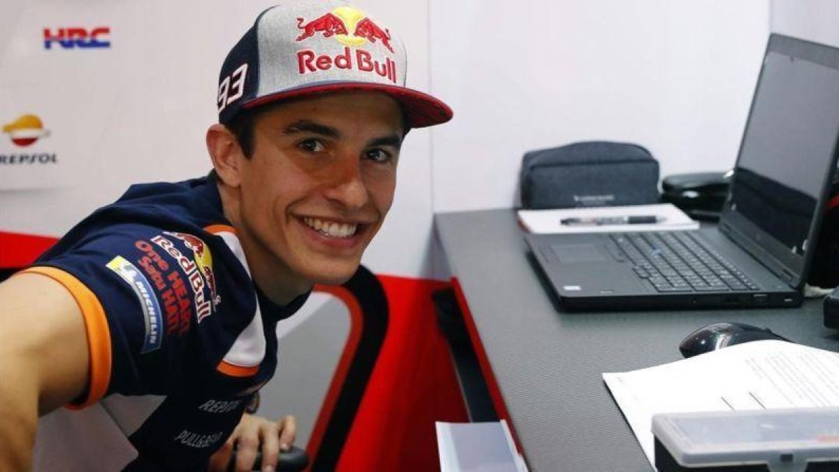 El catalán Marc Márquez (Honda), durante un descanso del test de Doha (Catar).-REPSOL MEDIA / JAIME OLIVARES