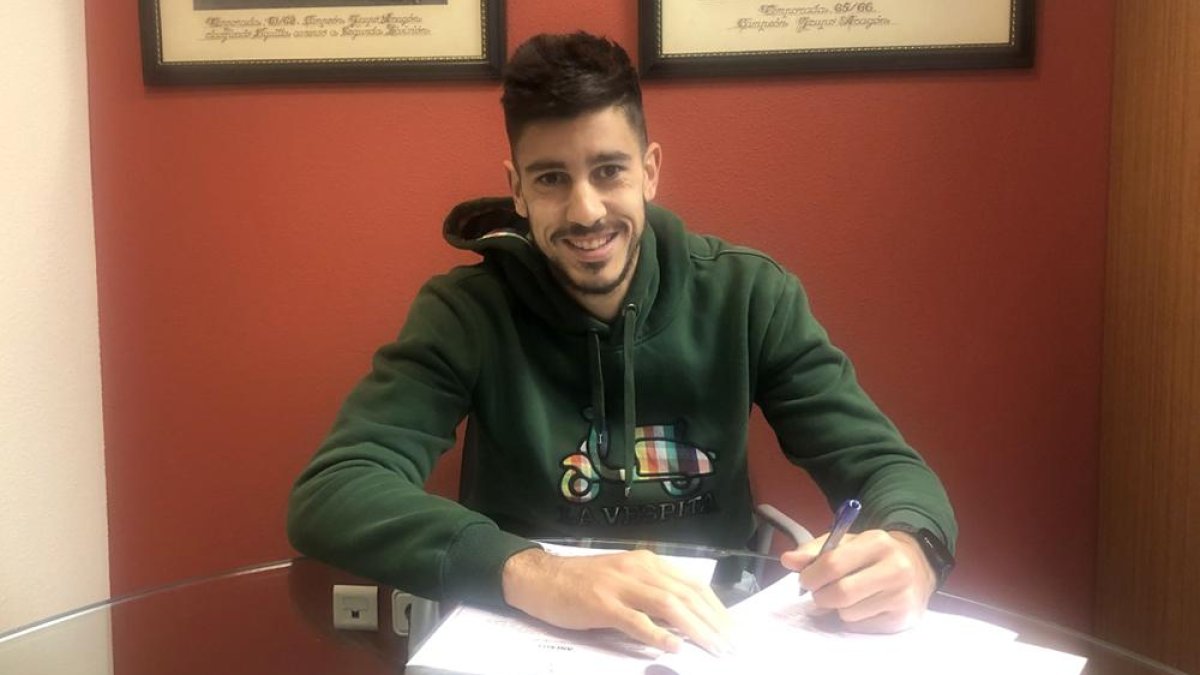 Dani Barrio en el momento de firmar su renovación hasta 2022 como jugador rojillo.-CD Numancia