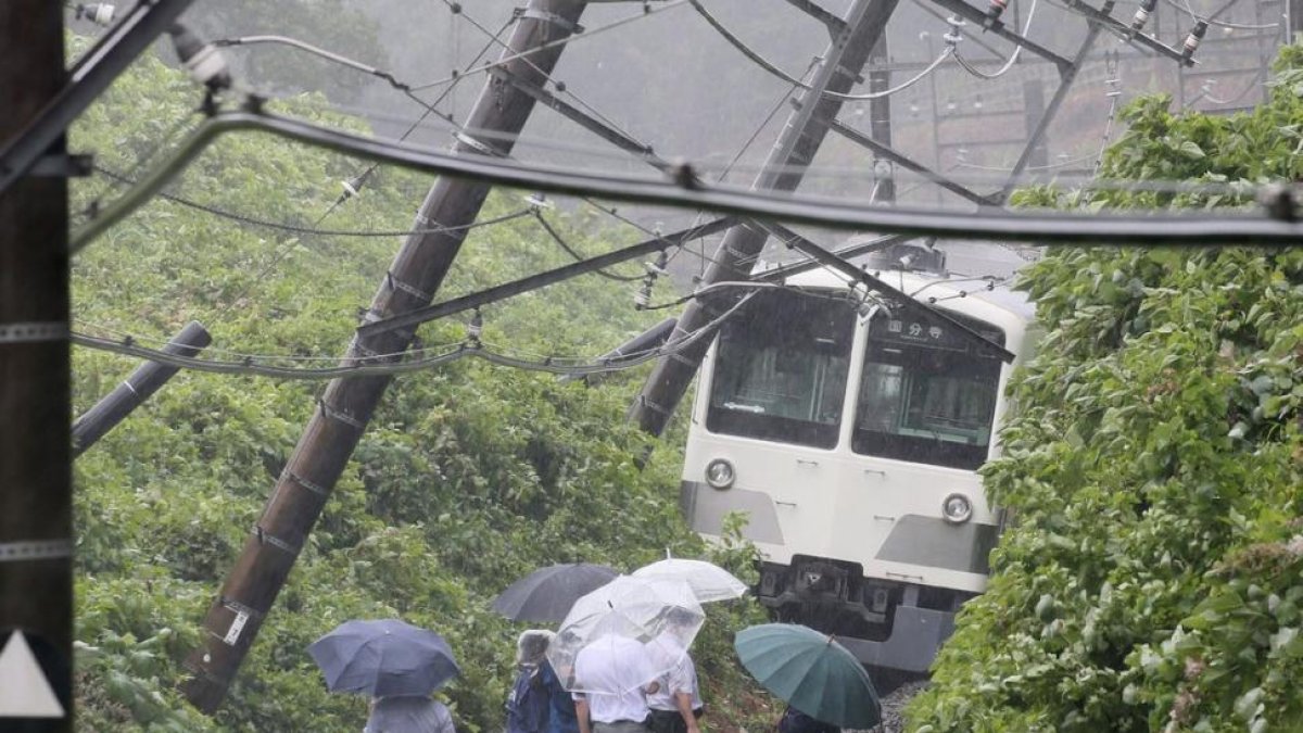 Un tren descarrilado en Higashimurayama, al oeste de Tokio, este lunes.-AFP / JIJI PRESS