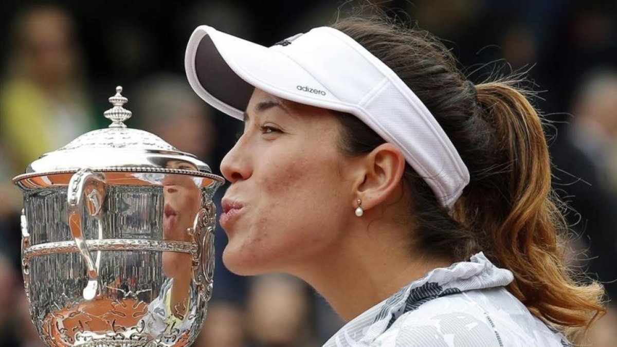 Garbiñe Muguruza, tras ganar en París.-AP / MICHEL EULER
