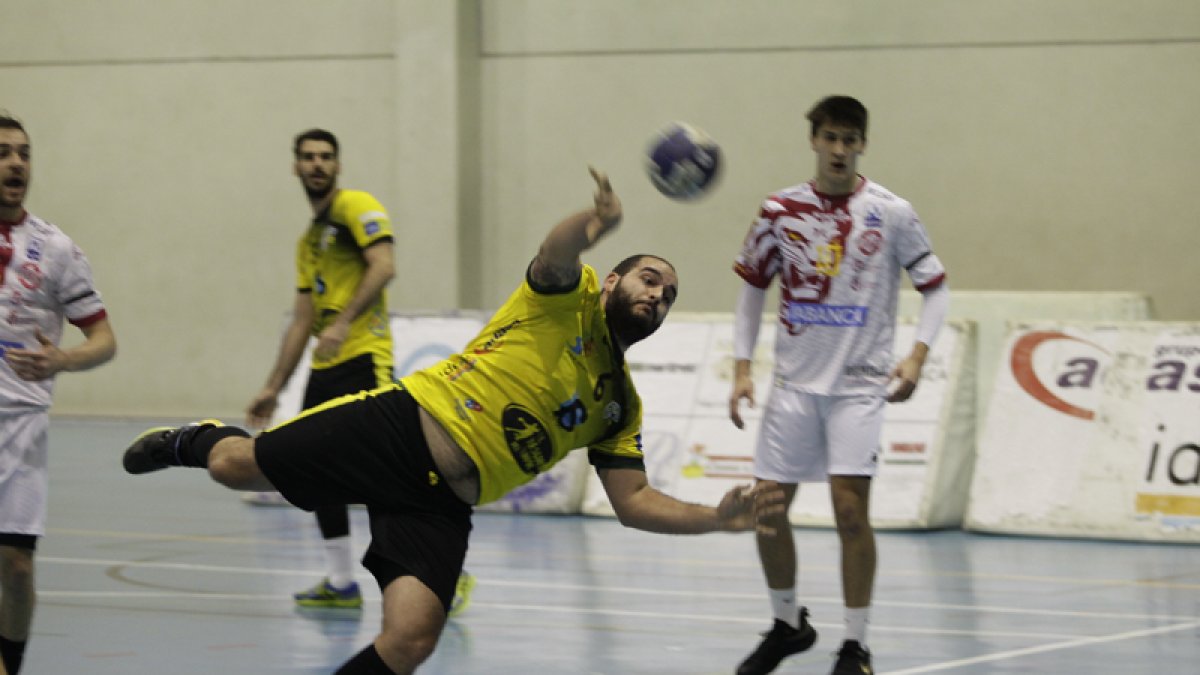 Partidazo en el San Andrés en el que el BM Soria se juega consolidarse en play off de ascenso. LUIS ÁNGEL TEJEDOR