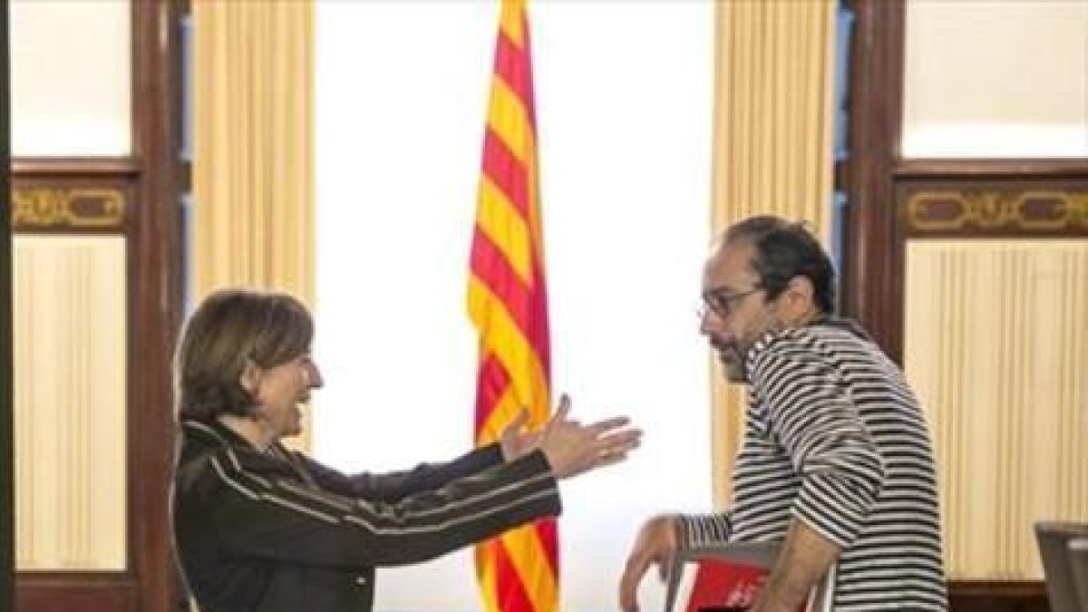 Forcadell recibe a Baños, que no se había percatadode su presencia.-JOAN CORTADELLAS